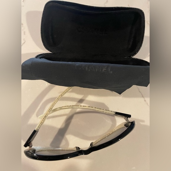 Chanel Sunglasses - classic black and white CC - Picture 8 of 11